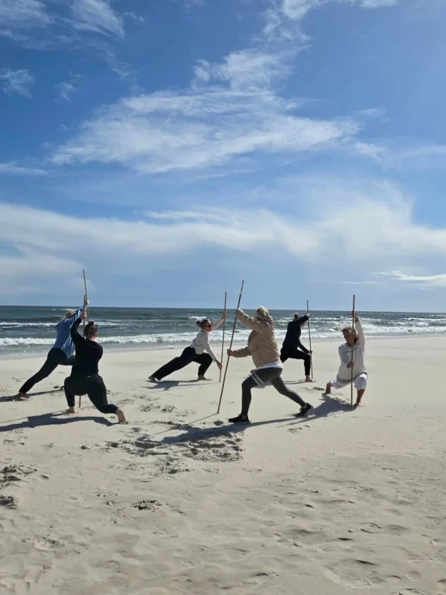 First day of the retreat! 🌊Between rain ☔️ and storm, the sun ☀️ came out just for us. Between yoga 🧘🏼 reiki and breathwork, some Bamboo Qi Gong at the beach.